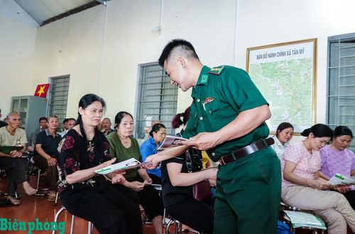 Cán bộ Đồn Biên phòng cửa khẩu Tân Thanh phát tờ rơi tuyên truyền pháp luật cho nhân dân xã Hoàng Văn Thụ, tỉnh Lạng Sơn. Ảnh: Chiến Khu