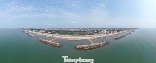 Sau thời gian thi công, Dự án củng cố, xử lý sạt lở đê biển xã Hải Thịnh, tỉnh Ninh Bình có tổng mức đầu tư khoảng 500 tỷ đồng đã cơ bản hoàn thành, mang lại diện mạo mới cho khu du lịch biển Thịnh Long.