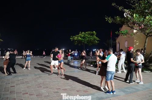 Biển đêm Đà Nẵng sôi động hơn nhờ những màn khiêu vũ của du khách quốc tế.