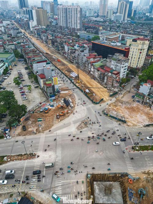 Trong quá trình triển khai, dự án vẫn còn một số vướng mắc, đặc biệt tại khu vực nút giao Nguyễn Chí Thanh do có sự chồng lấn với tuyến đường sắt đô thị số 5 (đoạn Văn Cao - Hòa Lạc). Theo phương án thiết kế đã được phê duyệt, một số hạng mục của hai dự án trùng lặp, buộc phải rà soát, điều chỉnh. Để bảo đảm tiến độ theo yêu cầu, UBND thành phố tiếp tục chỉ đạo các sở, ngành liên quan phối hợp xử lý kịp thời các khó khăn, vướng mắc, trên cơ sở đề xuất của chủ đầu tư.