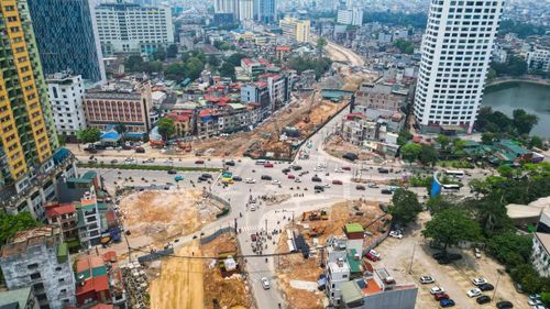 Tại hai nút giao Láng Hạ - Giảng Võ và Nguyễn Chí Thanh, các hạng mục cầu vượt dần thành hình sau thời gian thi công.