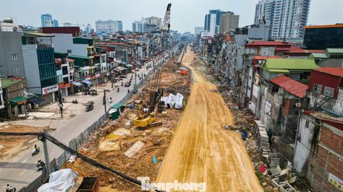Hiện nay, các hạng mục nền đường, hệ thống thoát nước, hào kỹ thuật đang được triển khai cuốn chiếu. Nhiều đoạn đã được thảm bê tông nhựa, máy móc hoạt động liên tục nhằm bám sát tiến độ đề ra.