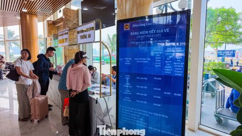 Ngoài ra, giá vé tàu đi các tuyến đảo đều được niêm yết công khai ngay tại khu vực sảnh để đảm bảo tính minh bạch và tạo thuận tiện cho du khách khi sử dụng dịch vụ.
