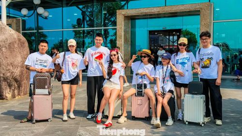 Nhóm bạn trẻ trong ảnh cho biết từ Hà Nội đến Quảng Ninh và lựa chọn ra đảo Cô Tô thuộc Đặc khu Cô Tô để nghỉ dưỡng. "Chúng em đã lên kế hoạch cho chuyến đi này từ lâu và dự định sẽ khám phá hết về ẩm thực cũng như cảnh quan trên đảo", đại diện nhóm bạn trẻ chia sẻ.