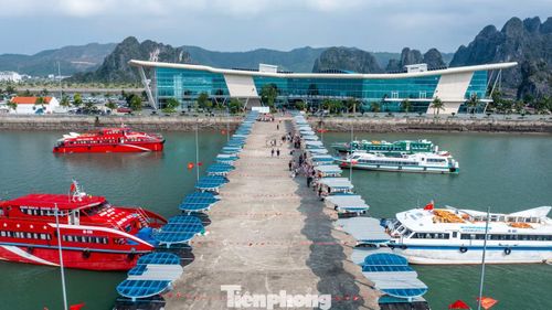 Ông Lê Minh Mạnh - Cảng trưởng Bến cảng quốc tế Ao Tiên - cho biết vào trước thời điểm vào mùa du lịch, nhiều hãng tàu đã tân trang hoặc đóng mới những con tàu có sức chứa lớn, lên đến 300 khách, đồng thời tổ chức hoạt động chuyên nghiệp hơn.
