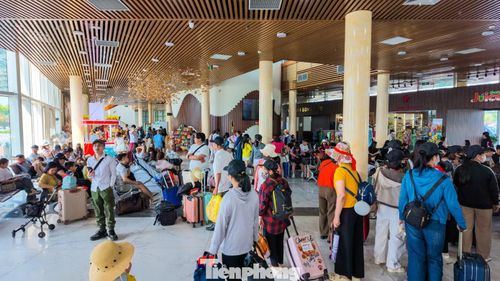 Khuôn viên nhà chờ đông đúc khách du lịch chờ đến giờ tàu chạy.