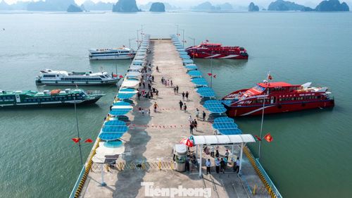 Dịp nghỉ lễ kéo dài, người dân và khách du lịch từ khắp nơi đổ về Bến cảng cao cấp Ao Tiên thuộc đặc khu Vân Đồn, tỉnh Quảng Ninh để bắt tàu ra các đảo du lịch như Cô Tô, Quan Lạn, Minh Châu... để nghỉ dưỡng.
