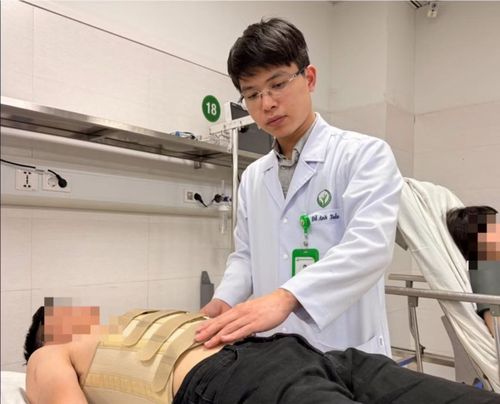 Người bệnh T.H.Đ (35 tuổi) gặp tình trạng đau cột sống, gãy gai ngang đốt L1 đến L4, vết thương phần mềm cẳng chân. Hiện người bệnh đang được nhập Trung tâm Phẫu thuật Cột sống để điều trị.