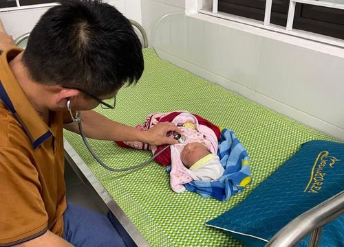 Cháu bé hiện được giao cho ông Nguyễn Quang Giang chăm sóc.