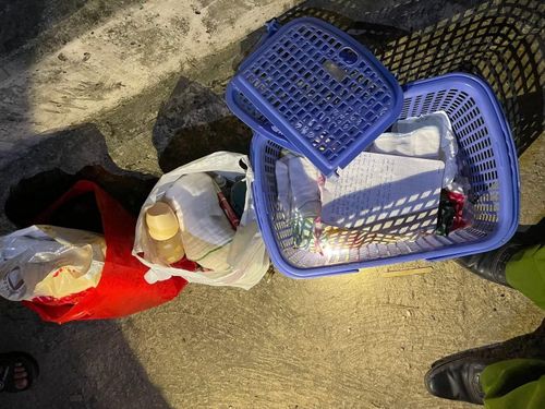 Thời điểm phát hiện, cháu bé bị bỏ rơi cùng ít đồ dùng và 600.000 đồng tiền mặt.