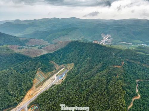 Hầm xuyên núi trên cao tốc Quảng Ngãi - Hoài Nhơn.