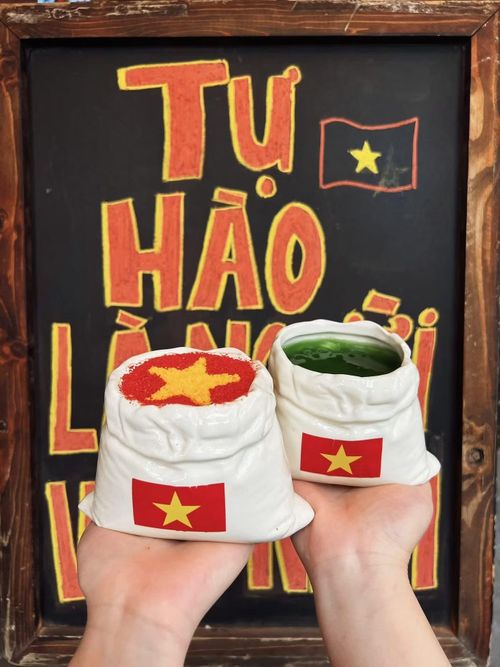 Nhiều món đồ uống cũng được thay đổi cách trang trí thu hút bạn trẻ check-in.