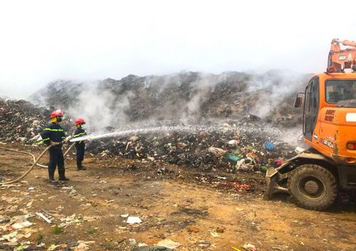 Bãi rác cháy âm ỉ suốt nửa tháng.