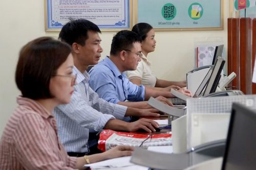 Cán bộ cấp xã đang chịu nhiều áp lực khi phải kiêm nhiệm nhiều lĩnh vực.