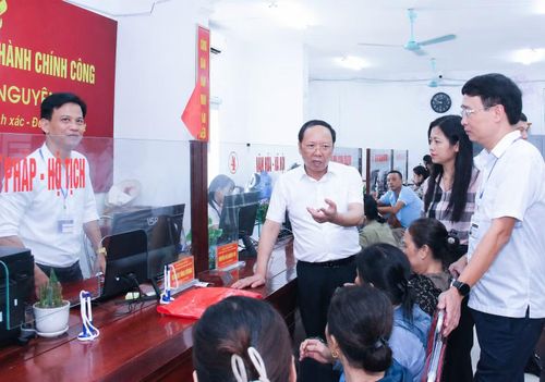 Ông Bùi Thanh An, Phó Chủ tịch Thường trực UBND tỉnh Nghệ An trao đổi với người dân xã Hưng Nguyên liên quan đến giải quyết thủ tục hành chính trong vận hành chính quyền địa phương 2 cấp.