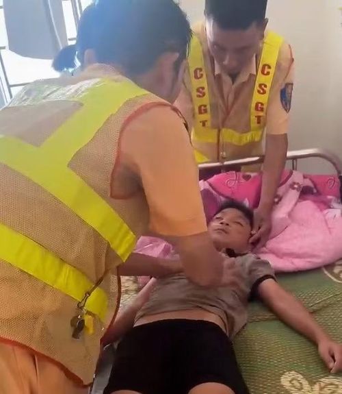 Cháu bé bị điện giật được CSGT và cán bộ y tế sơ cứu kịp thời tại trạm y tế cơ sở.