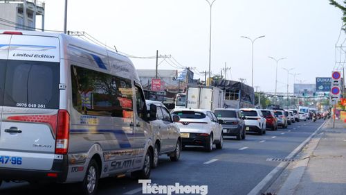 Dòng ô tô xếp hàng di chuyển trên quốc lộ 1 (hướng từ các tỉnh miền Tây về TPHCM).