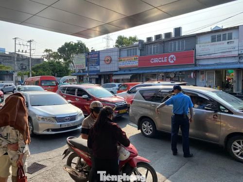 Lực lượng bảo vệ tại bến xe điều tiết phương tiện đưa đón hành khách.