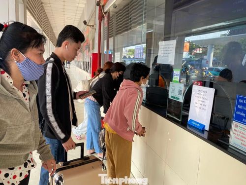 Một quầy bán vé tại bến xe miền Tây trong giờ cao điểm chiều 27/4.