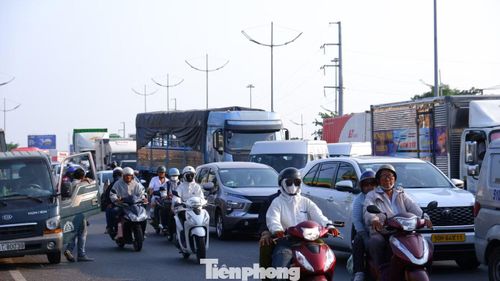 Giao thông trên quốc lộ 1 - cửa ngõ phía Tây TPHCM "nóng" dần trong giờ cao điểm chiều cuối kỳ nghỉ.