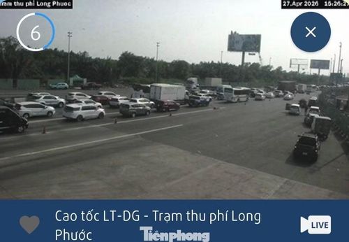 Dòng xe xếp hàng di chuyển trên cao tốc TPHCM - Long Thành - Dầu Giây. (Ảnh chụp từ camera giao thông).