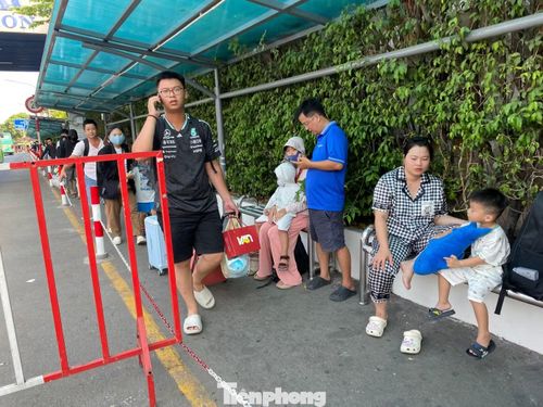 Hành khách quay trở lại TPHCM sau kỳ nghỉ lễ.