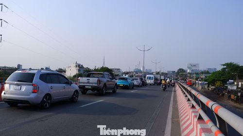 Dòng xe ô tô xếp hàng nối đuôi tại cầu vượt nút giao thông Bình Thuận trên quốc lộ 1.