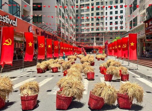 Góc phố dưới chân tòa nhà Mường Thanh Viễn Triều được trang hoàng rực rỡ.