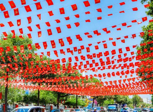 Cờ hoa rực rỡ ở Khánh Hòa dịp 30/4.