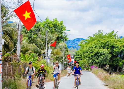 Cờ Tổ quốc tung bay trên con đường Tổ dân phố Võ Dõng, phường Tây Nha Trang.