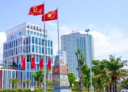 Cờ Tổ quốc, cờ Đảng tung bay khu vực trụ sở Tỉnh ủy, HĐND, UBND tỉnh.