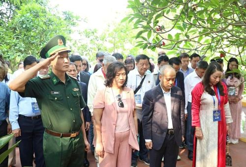 Các đại biểu kiều bào dâng hương, dâng hoa tưởng niệm các Anh hùng liệt sĩ đã hy sinh tại khu vực cửa khẩu quốc tế Hữu Nghị, Lạng Sơn.