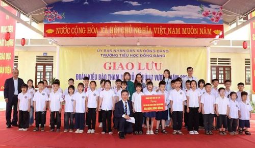 Các kiều bào tặng quà cho học sinh có hoàn cảnh khó khăn tại Trường Tiểu học Đồng Đăng, tỉnh Lạng Sơn.
