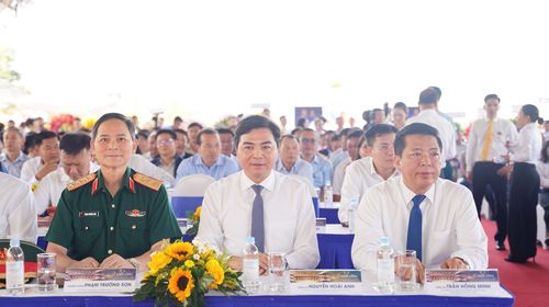 Từ trái sang phải: Bộ trưởng Bộ Xây dựng Trần Hồng Minh; Chủ tịch UBND tỉnh Thanh Hóa Nguyễn Hoài Anh và Thượng tướng Phạm Trường Sơn, Phó Tổng Tham mưu Trưởng QĐND Việt Nam tham dự Lễ khởi công.
