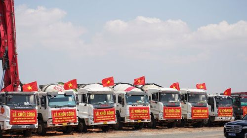 Máy móc thiết bị sẵn sàng tại Lễ khởi công xây dựng sân bay.