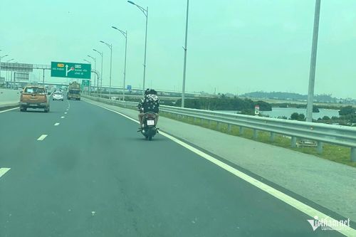Hai thiếu nữ đi xe máy trên cao tốc Hải Phòng - Móng Cái. Ảnh: Phạm Công
