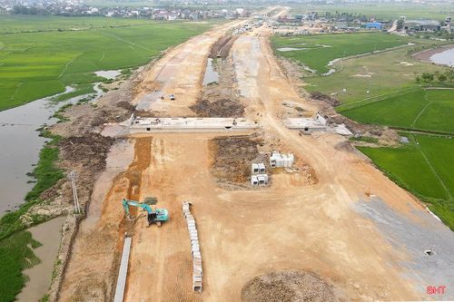 Các dự án đầu tư được đẩy nhanh tiến độ vừa thúc đẩy tăng trưởng, vừa hoàn thiện các công trình hạ tầng thiết yếu phục vụ phát triển kinh tế - xã hội.