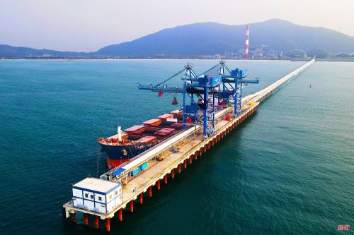 Bên cạnh công nghệ lò hơi "trên siêu tới hạn" thì hệ thống cầu cảng của Nhà máy Nhiệt điện Vũng Áng II cũng được đánh giá hiện đại bậc nhất Việt Nam với chiều dài 2.000m.