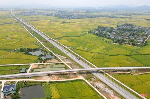 Việc giao thông Hà Tĩnh thông thoáng, thuận lợi trong các dịp lễ, tết cho thấy sự hiệu quả từ các công trình hạ tầng giao thông được đầu tư, nâng cấp thời gian qua. Đây không chỉ là minh chứng cho tầm nhìn chiến lược trong phát triển hạ tầng, mà còn mang lại những giá trị hiện hữu, trực tiếp nâng cao chất lượng cuộc sống và mang đến một kỳ nghỉ lễ thực sự trọn vẹn, an toàn cho mỗi người dân.
