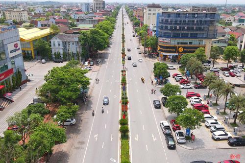 “Bức tranh giao thông” tại khu vực trung tâm đô thị Hà Tĩnh cũng khá nhịp nhàng, thông thoáng. Trên các trục đường sầm uất bậc nhất như Trần Phú, Hà Huy Tập, Phan Đình Phùng hay đại lộ Xô Viết Nghệ Tĩnh..., dù nhu cầu đi lại, mua sắm và vui chơi giải trí của người dân tăng cao trong những ngày nghỉ lễ nhưng tình trạng ùn tắc giao thông không xảy ra.