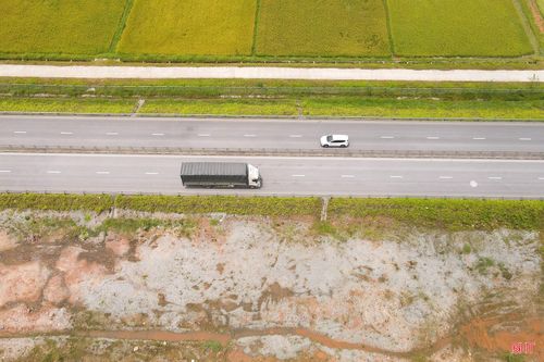 Dòng xe lưu thông thuận lợi giữa những cánh đồng lúa xuân đang bắt đầu chín, mang lại cảm giác thư thái cho những người đang trên hành trình tận hưởng kỳ nghỉ lễ cùng gia đình.