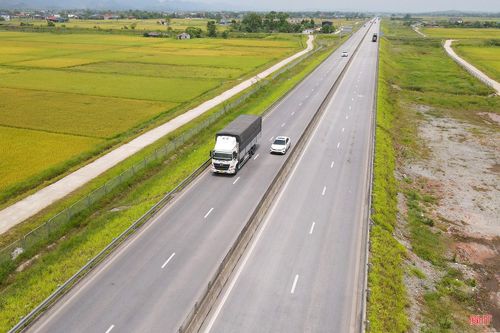 Các phương tiện di chuyển với tốc độ ổn định.