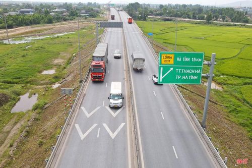 Mặt đường rộng rãi, hệ thống biển báo đầy đủ, rõ ràng cùng ý thức tuân thủ quy định tham gia giao thông khá tốt của các tài xế, góp phần cho giao thông được thuận lợi.