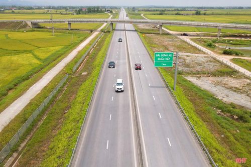 Giao thông thuận lợi cũng được duy trì xuyên suốt trên đoạn tuyến cao tốc Hàm Nghi - Vũng Áng. Trong kỳ nghỉ lễ này, lượng xe tải trọng lớn, xe container chở hàng hóa có phần ít hơn, nhường chỗ cho xe du lịch và xe gia đình lưu thông.