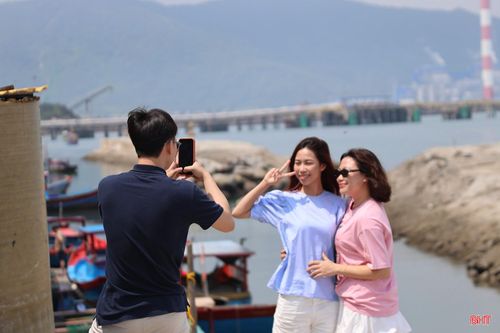 Bên cạnh đó, du khách có thể check in cảnh đẹp ven biển với những bờ đá nhấp nhô. Điều này càng làm cho trải nghiệm ẩm thực thêm phần trọn vẹn.