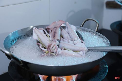 Chính độ tươi tuyệt đối này tạo nên hương vị mực đặc trưng của Vũng Áng . Mực có thể chế biến thành nhiều món như: hấp gừng, nướng than, xào hoặc làm gỏi.