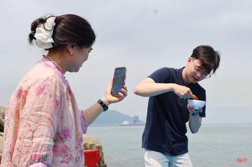 Check in khi thưởng thức mực sống với mù tạt là một trải nghiệm thú vị đối với du khách.