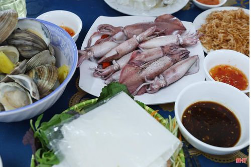 Với lợi thế nguồn hải sản phong phú và nét ẩm thực đặc sắc, Vũng Áng đang trở thành điểm đến hấp dẫn của du khách gần xa.