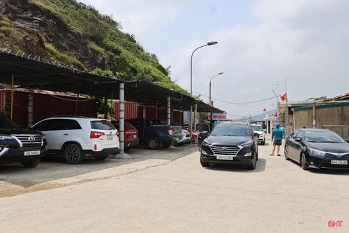 Trong dịp nghỉ lễ Giỗ Tổ, 20 nhà hàng tại khu vực cảng Vũng Áng luôn trong tình trạng kín chỗ. Chủ các nhà hàng cho biết, vào ngày nghỉ lễ, ngày cuối tuần lượng khách tăng gấp 2–3 lần so với ngày thường.