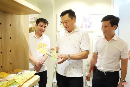 Phó Chủ tịch UBND tỉnh Hồ Huy Thành và lãnh đạo Sở Công thương tham quan, động viên các doanh nghiệp trưng bày hàng hóa tại "Tuần lễ sản phẩm Hà Tĩnh tại Thủ đô".